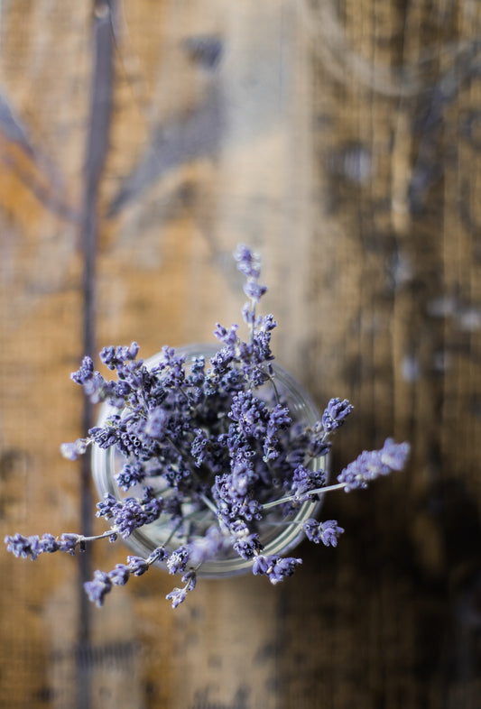 This post provides valuable tips and ideas for anyone who wants to decorate their home in a rustic country style.